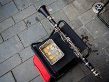 Twentse straatmuzikanten in tijden zonder contant geld? Zo doen ze dat in ‘cashless society’ Zweden