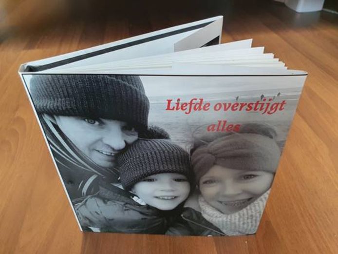 Het boekje ‘Liefde overstijgt alles’, dat Eveline Coppin schreef op basis van haar gesprekken met Annabel Vereecke. Annabel zelf en tweelingzus Fiona werkten er intensief aan mee, maar helaas heeft Annabel het eindresulaat niet meer gezien.