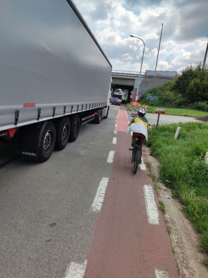 Het fietspad op de Nieuwrodese Steenweg in Aalst is vrij smal en ook het verkeer passeert rakelings langs de fietsers.
