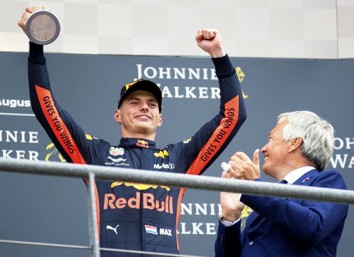 Max Verstappen juicht op het podium. De coureur van Red Bull pakt de derde plaats op het circuit van Spa-Francorchamps tijdens de Grand Prix.