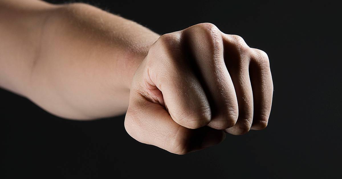 Minderjarige aangehouden voor mishandeling van vrouw in Empel .