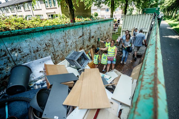 Bewoners van de wijk Langdonk in Roosendaal hebben zaterdag samen met onder meer de gemeente een mobiele milieustraat in de straat Reginadonk geregeld om afval in te zamelen.  Hier wordt, rond het middaguur, de derde 40-kuub-container gevuld.