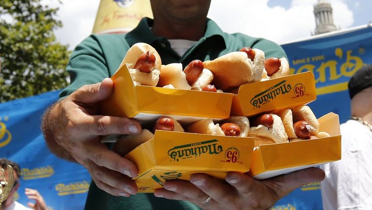 68 hotdogs in tien minuten op 's werelds bekendste schranspartij