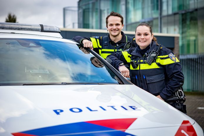 Gemeente Wierden en Hellendoorn hebben nieuwe jeugdagenten. Jasper (links) houdt zich bezig met de jongeren in Wierden en Monique in Hellendoorn.