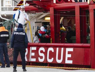Alle 403 migranten op reddingsschip Ocean Viking mogen aan land in Italië