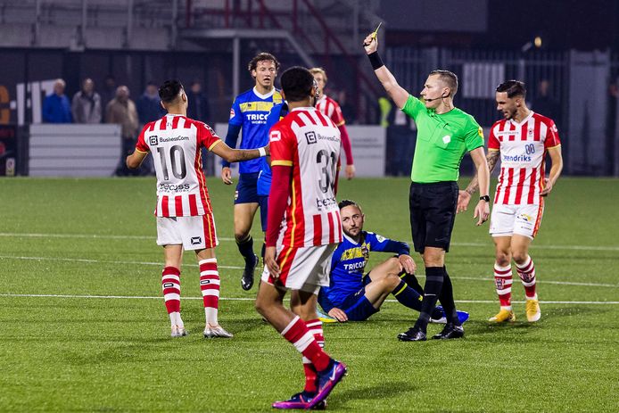 Justin Mathieu krijgt geel in de wedstrijd tegen Willem II.