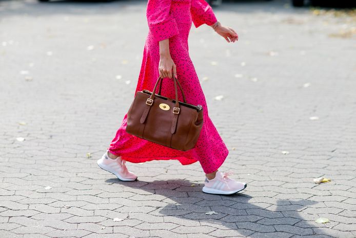 advies Signaal Chronisch Zo draag je een lange jurk met sneakers zoals alle fashionista's | Mode &  Beauty | hln.be