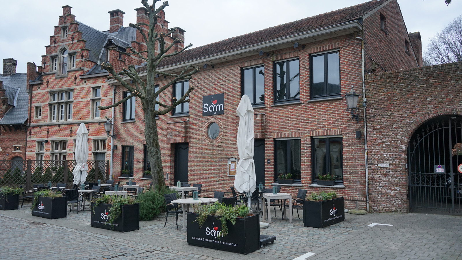 NET OPEN. Sam (25) verhuist populaire wijn en gastrobar naar Bazel