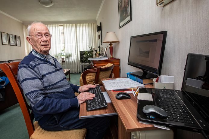 Ton van Lier (90) nog steeds strijdbaar achter laptop en computer om ‘zijn’ historische feit aan te passen.