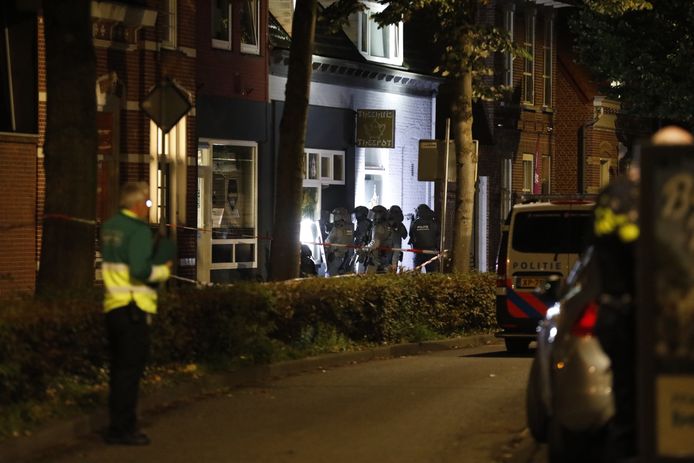 Na het schietincident was er een arrestatieteam aanwezig bij De Theepot in Bergen op Zoom.