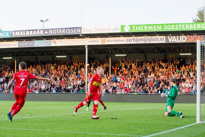 Richard van der Venne opent de score namens Go Ahead Eagles tegen Jong FC Utrecht.