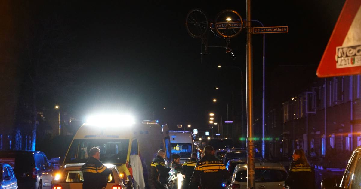 Fiets vliegt metershoog de lucht in na aanrijding en blijft hangen aan straatnaambord.