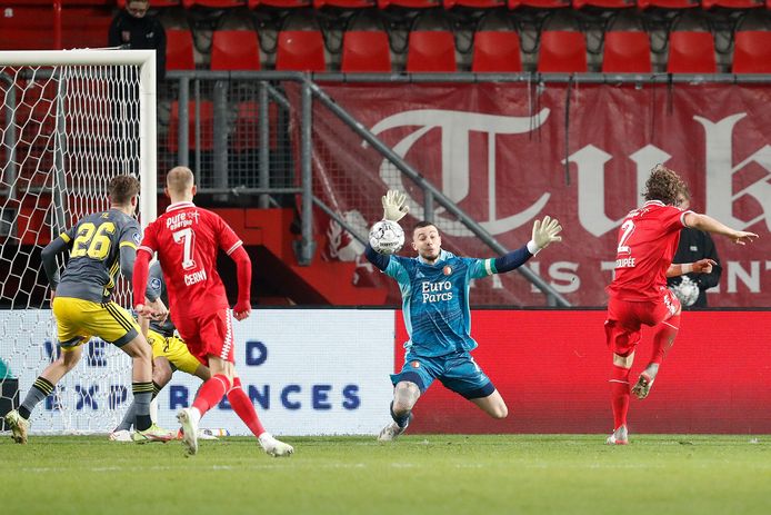 Giovanni Troupée werkt de bal achter Justin Bijlow, 1-1.