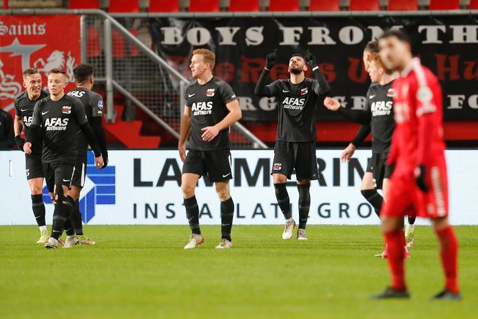 Vangelis Pavlidis viert zijn goal.