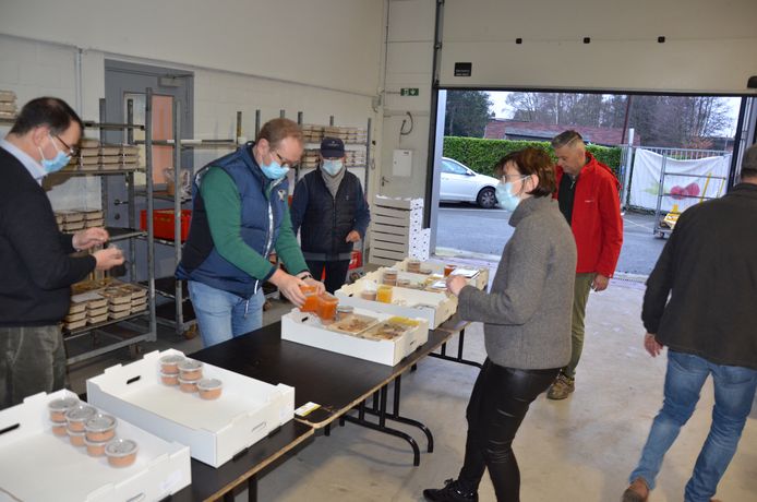 Samen met De Moazoart, conceptcateraar De Feestarchitect en de stedelijke dienst samenleving bedeelt serviceclub Rotary 665 feestmaaltijden aan huis bij 185 kansarme gezinnen