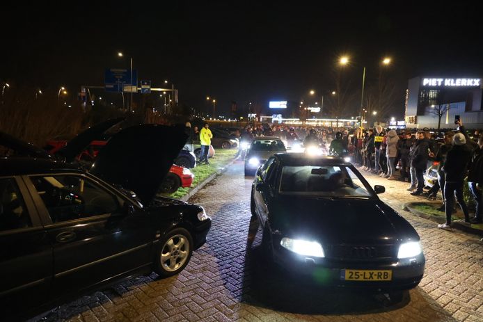 Op de parkeerplaats bij woonwinkel Piet Klerkx in Waalwijk was zaterdagavond een Carmeeting met zo'n zeshonderd auto's.