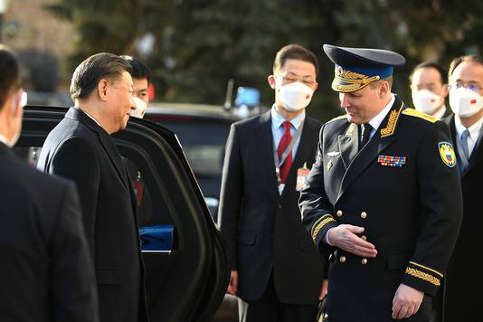 De Chinese president Xi Jinping (links) wordt verwelkomd door commandant Sergei Udovenko.
