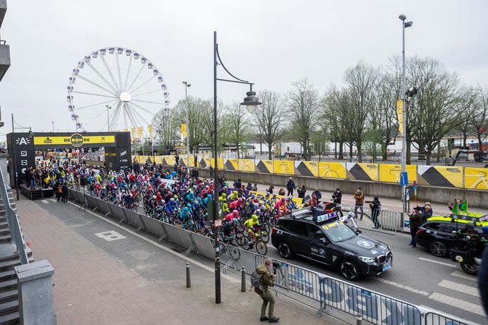 Om 10 uur werd het startschot gegeven voor de Ronde van Vlaanderen op het Steenplein in Antwerpen.