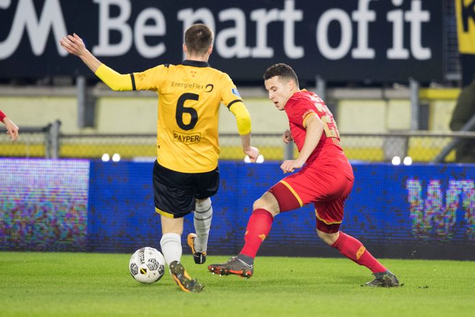Arno Verschueren had tegen AZ totaal geen grip op Oussama Idrissi.