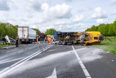 Drie vrachtwagens botsten op A59 bij Den Hout, traumaheli opgeroepen