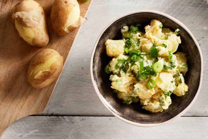 Romige aardappelsalade met mosterd en kipworst