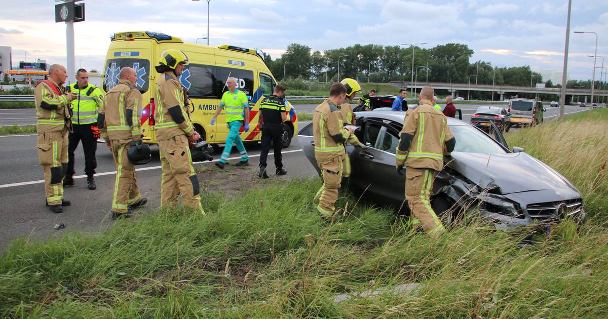 Auto crasht op A13 bij oprit Delft Noord | Delft | AD.nl