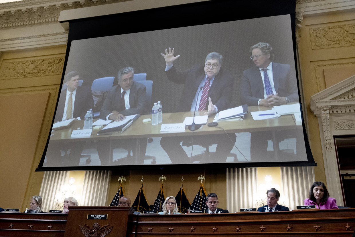 William Barr (m), minister van Justitie onder Trump, legt per videoverbinding zijn verklaring af voor de parlementaire commissie die de Capitoolbestorming onderzoekt. Beeld ANP / EPA