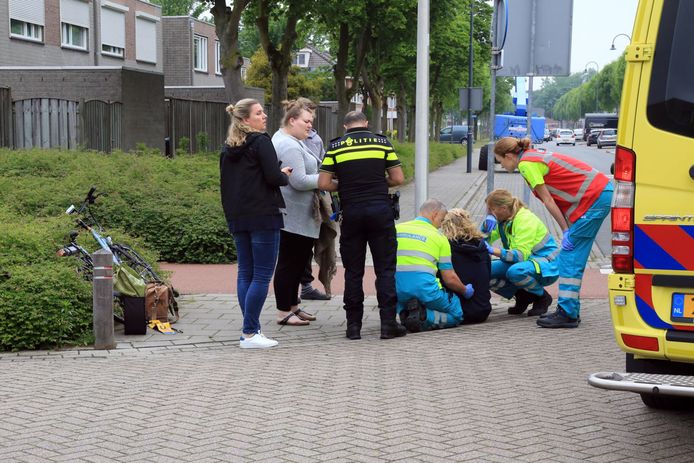 Ambulance-verpleegkundigen in actie na een ongeluk waarbij een fietser door een auto werd aangereden aan de Korhoenderhof in Helmond. (archieffoto)