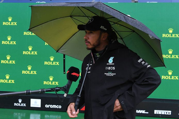 Lewis Hamilton wordt geïnterviewd na zijn derde plaats in de kwalificatie.