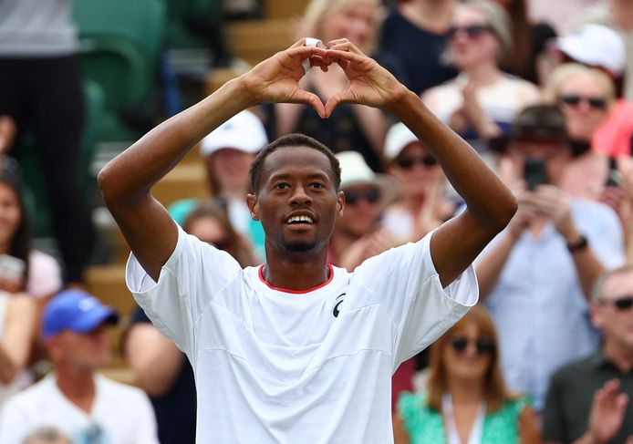 Christopher Eubanks berterima kasih kepada para penggemar setelah kemenangan mengejutkannya atas Tsitsipas.