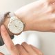Waarom horloges in winkels en in reclames vaak op dít tijdstip stilstaan
