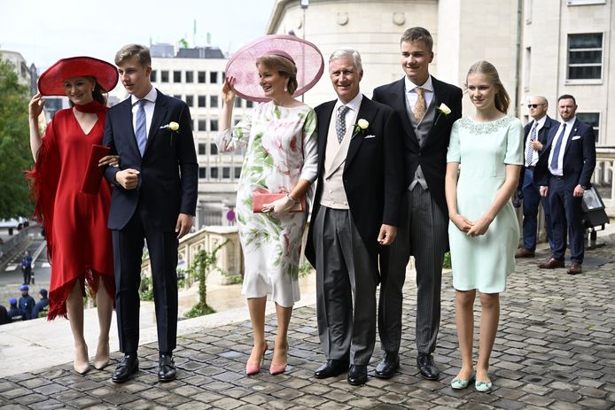 Koning Filip en koningin Mathilde kwamen met hun vier kinderen, kroonprinses Elisabeth (20), prins Gabriel (18), prins Emmanuel (16) en prinses Eléonore (14).