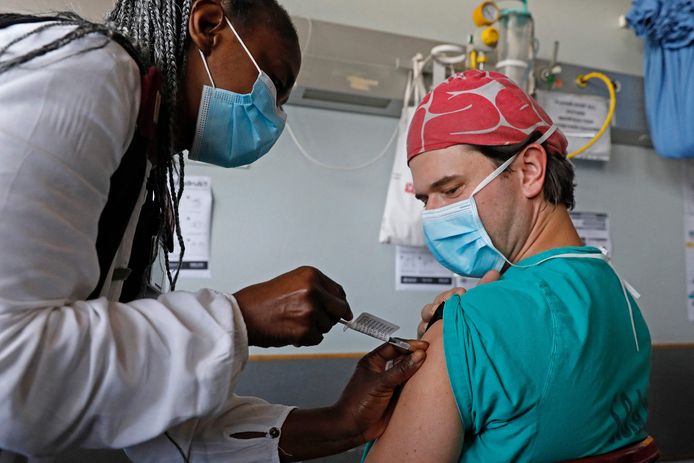 Een zorgwerker ontvangt het Janssen-vaccin tegen Covid-19 in het Steve Biko-ziekenhuis te Pretoria. (17/02/2021)