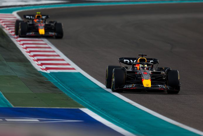 Max Verstappen (rechts) haalde het met overmacht in Abu Dhabi.