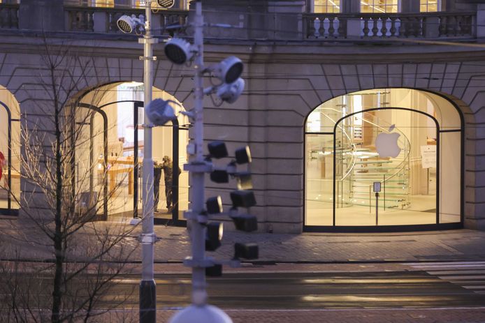 Beeld van de gijzeling in de Apple Store op het Leidseplein in Amsterdam.