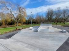 Of je nou iets van skaten bakt of niet; het kan vanaf nu weer in het vernieuwde skatepark in Zwijndrecht