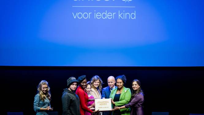 Paleis Soestdijk en Muiderslot blauw verlicht om aandacht te vragen voor kinderrechten
