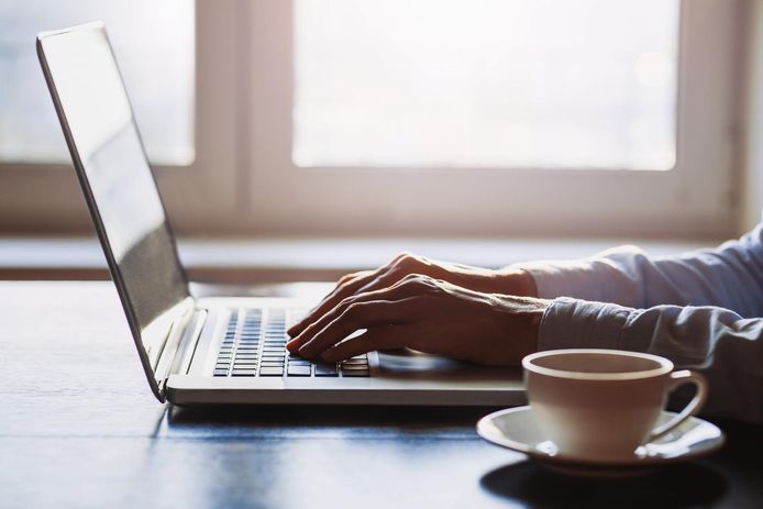 “Met dank aan de technologie en onze scholing worden we steeds productiever", stelt arbeidsmarktspecialist Stijn Baert (UGent). "Onze werkuren worden steeds meer waard voor werkgevers."