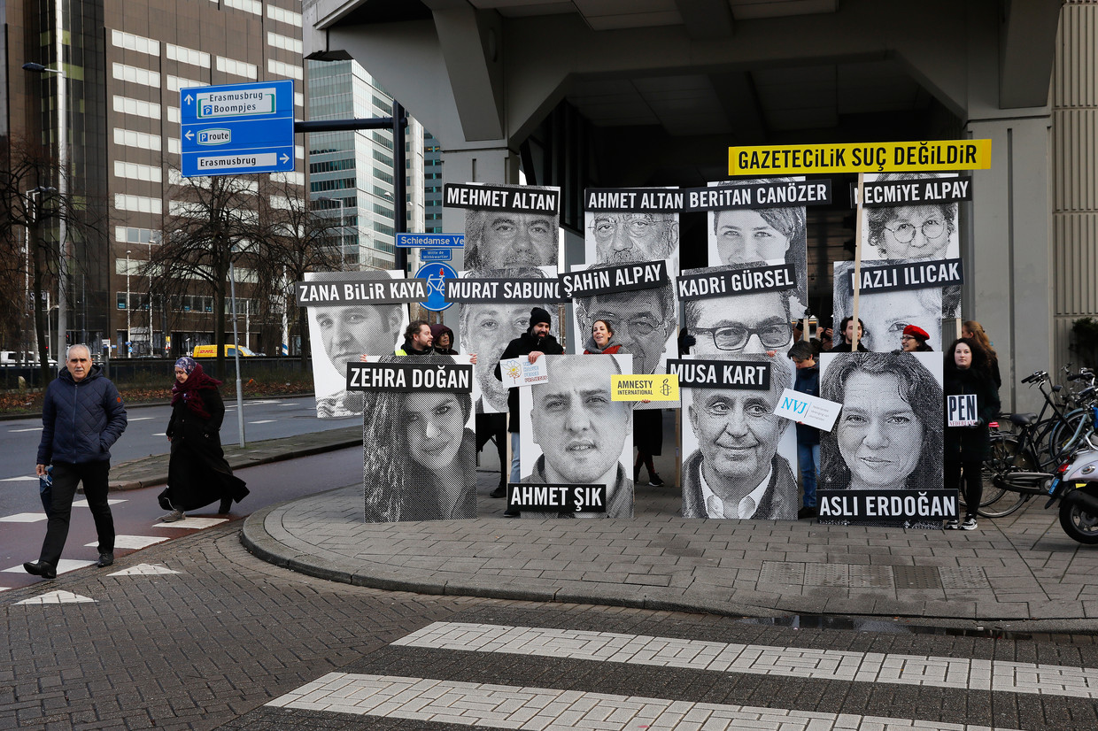 Actievoerders voor het consulaat van Turkije vragen in februari dit jaar om de vrijlating van journalisten. Amnesty International voert samen met de Nederlandse Vereniging van Journalisten, PEN Nederland en The Hague Peace Projects actie voor journalisten in Turkije. Beeld ANP