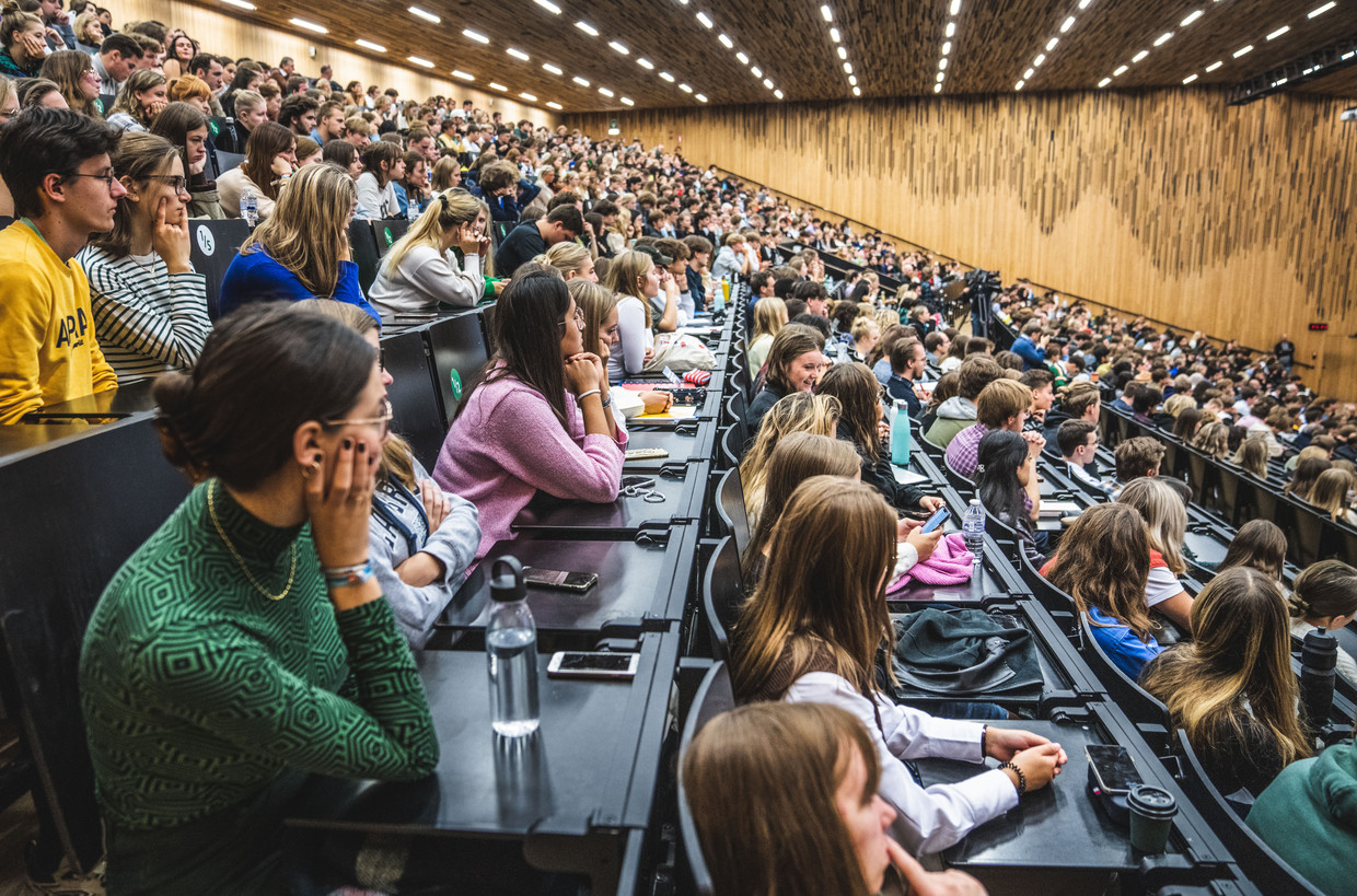 Studenten in een aula van de UGent. Universiteiten werken aan beleid omtrent AI-technologie, het uitgangspunt is daarbij vaak dat studenten er in gecontroleerde omstandigheden gebruik van kunnen maken. Beeld Wannes Nimmegeers