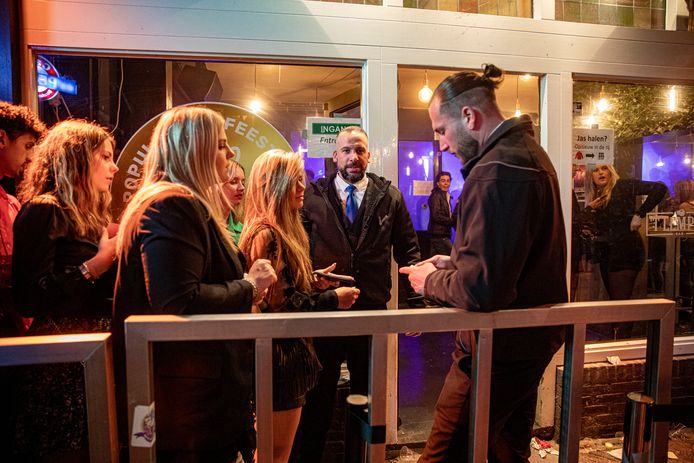 Portiers aan de deur van het Eindhovense café ‘t Lempke.