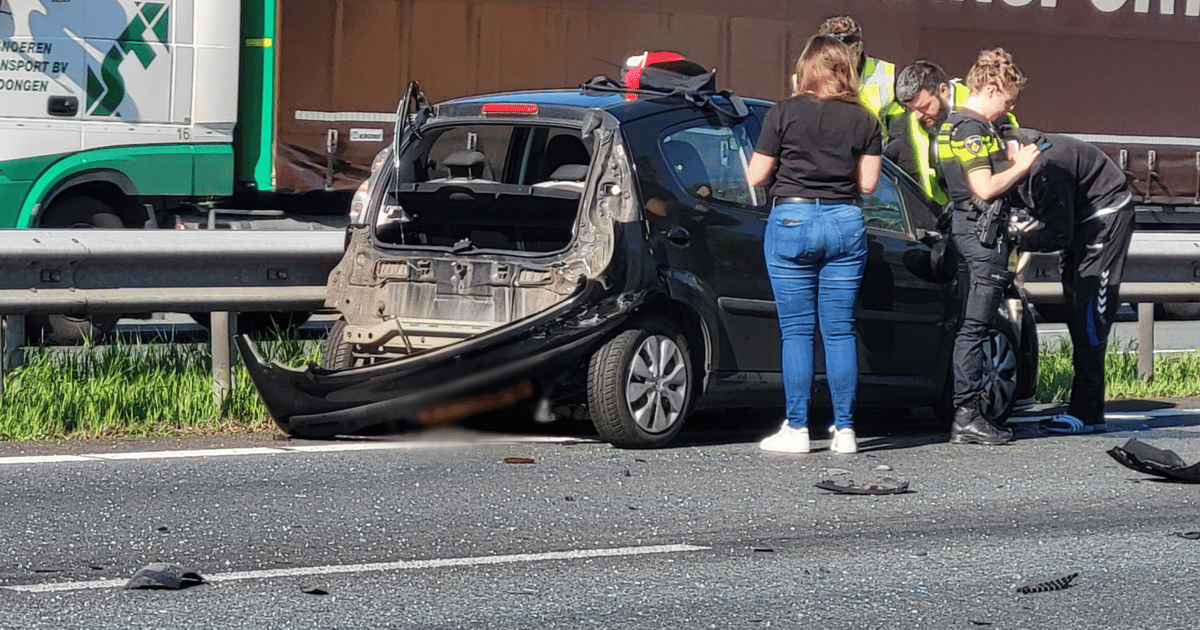Volledige achterzijde breekt af van auto door kettingbotsing bij Drunen, A59 vol met brokstukken.