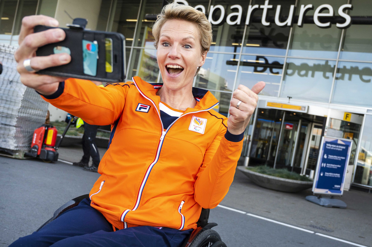 Chef Esther Verger poseert voor een selfie op Schiphol voordat ze naar Tokyo vertrekt.  ANP.  afbeelding