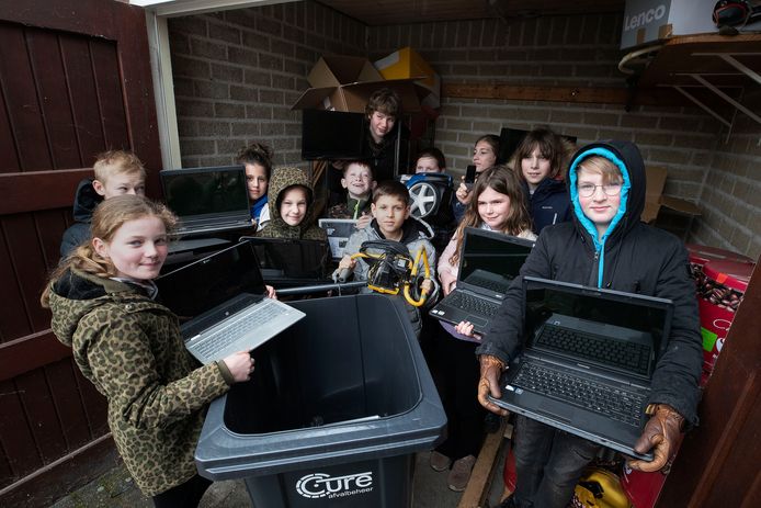 Leerlingen van groep 7 en 8 van OBS Servatius met allerlei elektronisch afval dat ze inzamelen voor de E-waste Race.