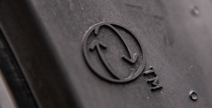 Een nieuw logo onthult bijzondere eigenschappen van de moderne autoband van Pirelli.