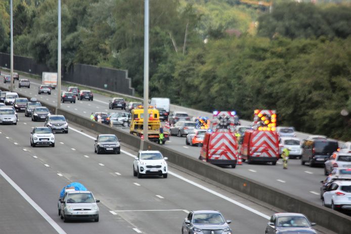 Na Zwaar Ongeval Op E40 Verkeersdeskundige Moet Oorzaak Achterhalen Ternat Hln Be