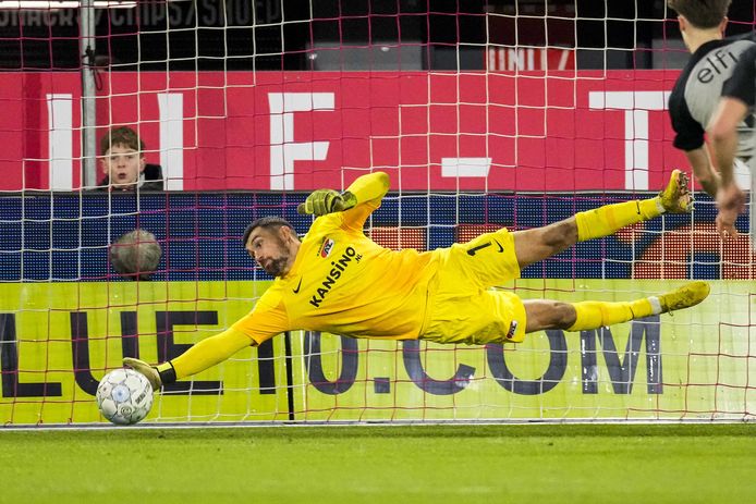 Mathew Ryan met een fenomenale redding na een kopbal van Tobias Lauritsen van Sparta.