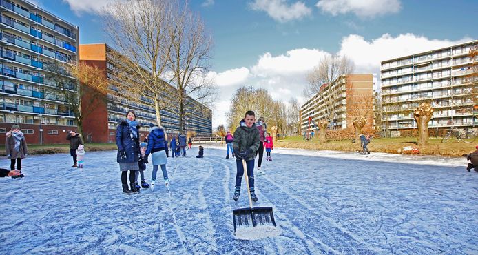 Op een sloot langs de Rembrandtlaan in Alblasserdam wordt al sinds het afgelopen weekend druk geschaatst doordat het water deels in de schaduw van de flats ligt. Kinderen genieten tijdens de krokusvakantie extra van het schaatsweer. Foto Thymen Stolk