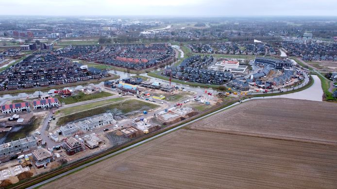 Overzicht van de nieuwbouw in de Hardenbergse wijk Marslanden. Bovenin het centrum van Hardenberg, rechts temidden van de donkergekleurde bestaande woningen het opvallende schoolgebouw de Matrix.