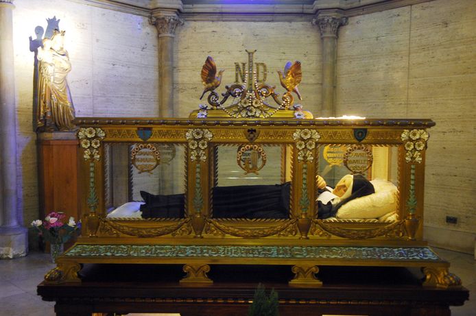 Het lichaam van de Heilige Bernadette in het klooster van Nevers in Frankrijk.